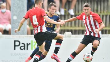 &Iacute;&ntilde;igo Vicente trata de zafarse de dos rivales en el choque amistoso ante el Bilbao Athletic.