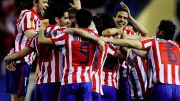 <b>UNA PIÑA. </b>La plantilla atlética celebró el pase en Europa League.