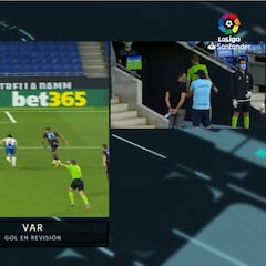El sainete era de proporciones cósmicas: el árbitro anula en el VAR su asistencia de tacón que decidía el descenso