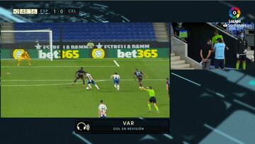 El sainete era de proporciones cósmicas: el árbitro anula en el VAR su asistencia de tacón que decidía el descenso