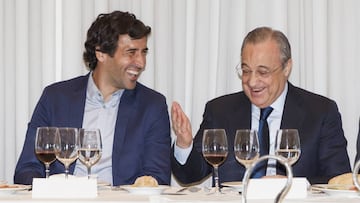 Ra&uacute;l, con Florentino P&eacute;rez, en la pe&ntilde;a Ram&oacute;n Mendoza.