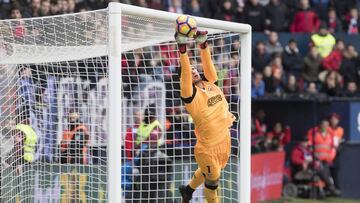 El Sevilla, único equipo que rota porteros sin necesidad