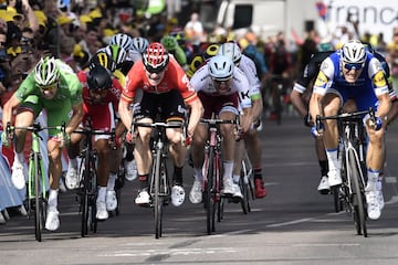 Arnaud Démare, Nacer Bouhanni , André Greipel, Alexander Kristoff y Marcel Kittel esprintan por la victoria.