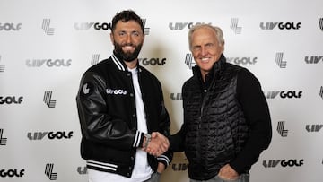 Jon Rahm posa con Greg Norman en la oficialización de su fichaje por LIV.