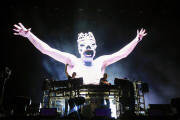 The Chemical Brothers, dúo británico de música electrónica durante el primer día del Festival de Música y Artes de Coachella Valley.