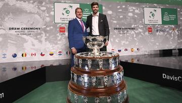 David Haggerty y Gerard Piqué posan con el trofeo de la Copa Davis tras el sorteo de los grupos de la Fase Final.