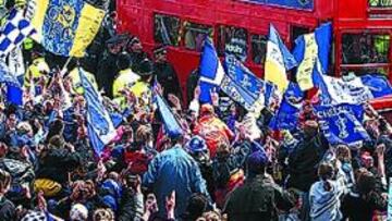 <b>EL ÚLTIMO TÍTULO. </b>Los jugadores posan con la Copa de la Liga recientemente ganada.