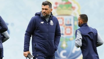El entrenador del Oporto Sérgio Conceição, dirige a su equipo durante un entrenamiento en el Centro Olival de Vila Nova de Gaia, cerca de Oporto.