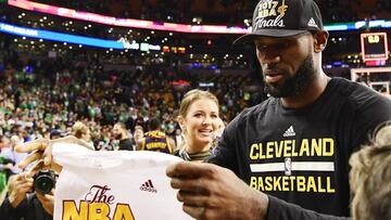 CJX18. BOSTON (EE.UU.), 25/05/2017.- El jugador LeBron James de Cleveland Cavaliers sostiene una camiseta hoy, jueves 25 de mayo de 2017, durante un juego entre Cleveland Cavaliers y Boston Celtics de la NBA, que se disputa en el TD Garden, en Boston, Massachusetts (Estados Unidos). EFE/JOHN CETRINO