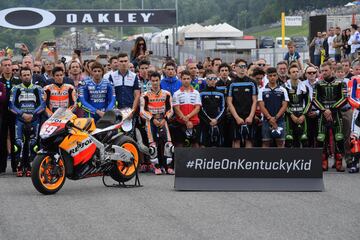 69 segundos de silencio de la parrilla de MotoGP en Mugello por el fallecimiento de Nicky Hayden tras ser atropellado por un coche cuando practicaba ciclismo. 