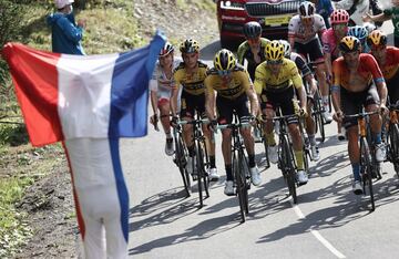 El corredor del equipo UAE Emirates Tadej Pogacar de Eslovenia vistiendo el mejor maillot blanco para jóvenes, el corredor del equipo Jumbo, el esloveno Primoz Roglic con el maillot amarillo de líder general y el piloto del Equipo Bahrein el español Mikel Landa en el paso de Loze 