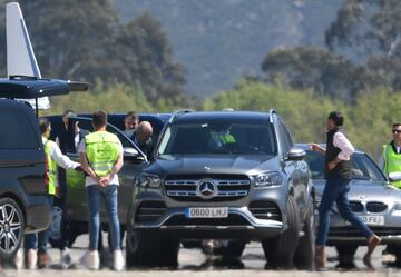 Juan Carlos I sube a un automóvil después de desembarcar a su llegada al aeropuerto de Peinador en Vigo, en el noroeste de España, antes de dirigirse a la localidad pontevedresa de Sanxenxo para participar en una regata.  