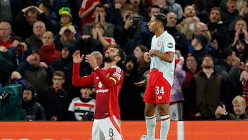 Soccer Football - Europa League - Manchester United v FC Twente - Old Trafford, Manchester, Britain - September 25, 2024 Manchester United's Bruno Fernandes reacts after missing a chance to score Action Images via Reuters/Jason Cairnduff