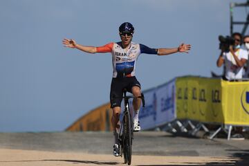 El canadiense Michael Woods, un veterano de 36 años, remata victorioso la fuga en la cima del Puy de Dôme.