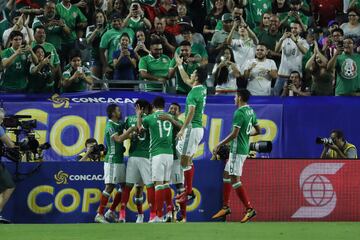 COP07. PHOENIX (ARIZONA, EE.UU.), 20/07/2017. Jugadores de México celebran un gol de Rodolfo Pizarro durante el partido contra Honduras por la Copa de Oro de la Concacaf hoy, jueves 20 de julio de 2017, en la estadio de la Universidad de Phoenix, en Arizona (EE.UU.). EFE/José Méndez