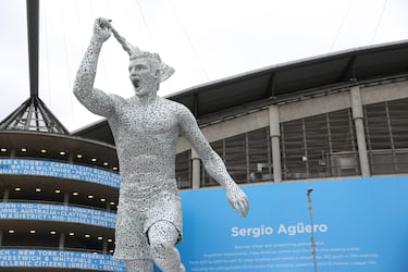 El 13 de mayo de 2022, el Manchester City descubrió la estatua en homenaje a la leyenda de su equipo, el delatero argentino Sergio Agüero. La obra, creada por el artista y escultor Andy Scott, conmemora el primer título de la Premier League del club, conseguido en 2012, y el icónico gol del minuto 93:20 del argentino que le valió al club mancuniano levantar aquel título liguero. Se encuentra en los aledaños del Etihad Stadium en Mánchester.