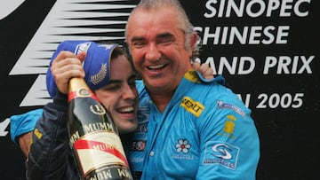 Fernando Alonso y Flavio Briatore en el podio de China 2005. 