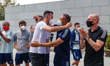 Sergio Busquets regresó ovacionado a la concentración de la selección española en Las Rozas tras su positivo por coronavirus. En la foto, se abraza a Luis Enrique. 


