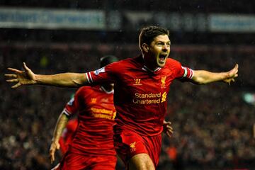 El símbolo de los Reds, capitán y el motor de un equipo lleno de talento. Gerrard aportó con goles, asistencias, liderazgo y actitud a un cuadro que se quedó apenas a cuatro puntos de levantar el título de liga. Quedó en la décima posición por el Balón de Oro. 