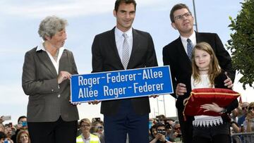 Federer, con la placa de su calle.