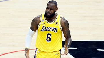 Los Angeles (United States), 06/04/2023.- Los Angeles Lakers forward LeBron James reacts during the third quarter of the game between the Los Angeles Clippers and the Los Angeles Lakers at Crypto.com Arena in Los Angeles, California, USA, 05 April 2023. (Baloncesto, Estados Unidos) EFE/EPA/ETIENNE LAURENT SHUTTERSTOCK OUT
