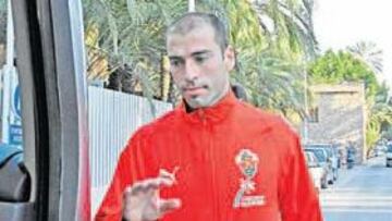 <b>REGRESA. </b>Willy Caballero se dispone a subir al autobús para iniciar el viaje a Lorca.