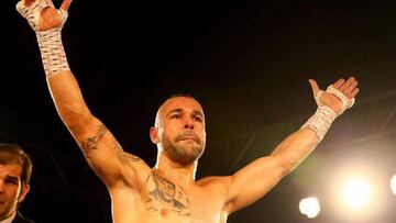 Isaac Real celebra una victoria sobre el ring.