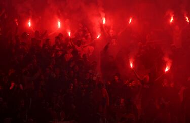 El árbitro alemán detiene el encuentro por las bengalas y el humo en uno de los fondos del estadio Do SL Benfica.