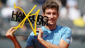 Pablo Carre&ntilde;o posa con el t&iacute;tulo de campe&oacute;n del Torneo de Hamburgo tras ganar en la final a Filip Krajinovic.