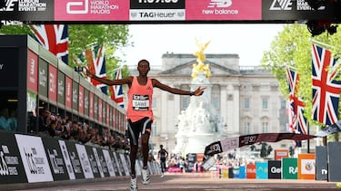 Sabastian Sawe cruza la meta de la Maratón de Londres con el crono de su nuevo récord mundial de testigo: 1h59:30.