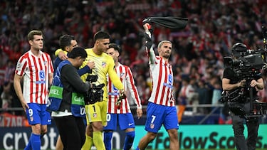 Atletico Madrid's French forward #07 Antoine Griezmann (R) and teammates celebrate after winning the UEFA Champions League quarter final second leg football match between Club Atletico de Madrid and FC Barcelona at Metropolitano Stadium in Madrid on April 14, 2026. (Photo by Javier SORIANO / AFP)