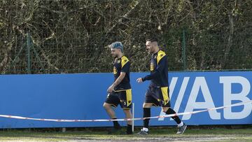 Entrenamiento Deportivo de La Coruña. mella y Lucas Pérez retirándose