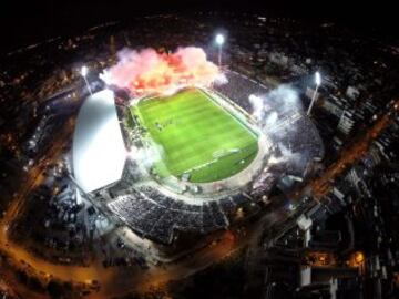 Las protestas comenzaron con un penalti no concedido al PAOK: minutos después el estadio Toumba se había convertido en un campo de batalla con cientos de aficionados ocupando el césped y peleando en grupos mientras intervenían los cuerpos de seguridad policiales