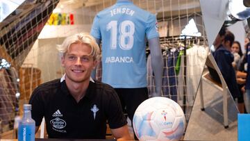 El centrocampista danés Mathias Jensen, sentado delante de la camiseta con el dorsal 18 que lucirá en el Celta.