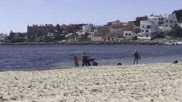 Se niegan a irse de una playa en Ibiza y el policía reacciona mal