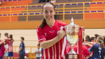 Ju Delgado con la Supercopa de España.