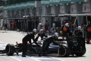 Fernando Alonso abandona la carrera por problemas en el motor de su McLaren en la vuelta 22