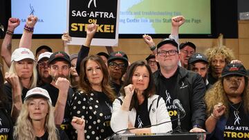 Los artistas representados por SAG-AFTRA se declaran en huelga después de que el sindicato no lograra acordar un nuevo contrato con la Alianza de Productores de Cine y Televisión.  Aquí los motivos.