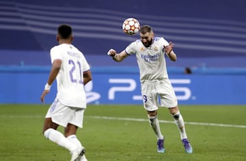 Benzema remata de cabeza para hacer el gol con el que el Real Madrid elimin&oacute; al Chelsea en cuartos.