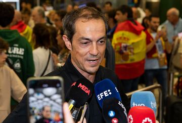 La selección española Sub-17 y el cuerpo técnico recibidos entre gritos de "campeonas, campeonas".