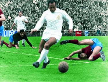 Gento era la velocidad en estado puro. Nadie le aguantaba un sprint. En la imagen ha superado a la defensa del Zaragoza y está a punto de batir a Nieves, caído en el suelo. 