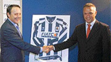 <b>PRESENTACIÓN</B>. Castells y Astiazaran, ayer, con la nueva camiseta.