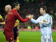 Lionel Messi y Cristiano Ronaldo en un partido Argentina-Portugal.