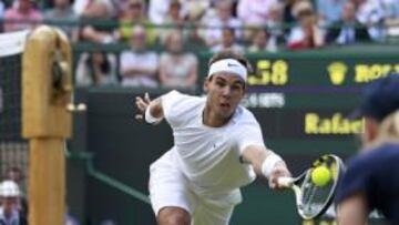 <b>ESTIRADA. </b>Rafa Nadal se lanza hacia la red para restar un tiro de Mardy Fish. Su tobillo no se resintió con el esfuerzo.