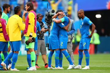 Uno de los líderes, Thiago Silva, se enfunde en un abrazo brutal con Neymar Da Silva.