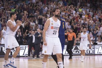 Los árbitros dan el balón al Real Madrid tras revisar la jugada. Sergio Llull y Gustavo Ayón en la imágen.