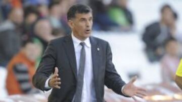 El técnico de Osasuna no quiere fichar por fichar.