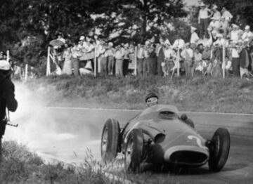 Juan Manuel Fangio es considerado uno de los mejores pilotos del automovilismo mundial de todos los tiempos, en particular por ser quíntuple y segundo campeón de Fórmula. Consiguió los campeonatos de 1951, 1954, 1955, 1956, 1957