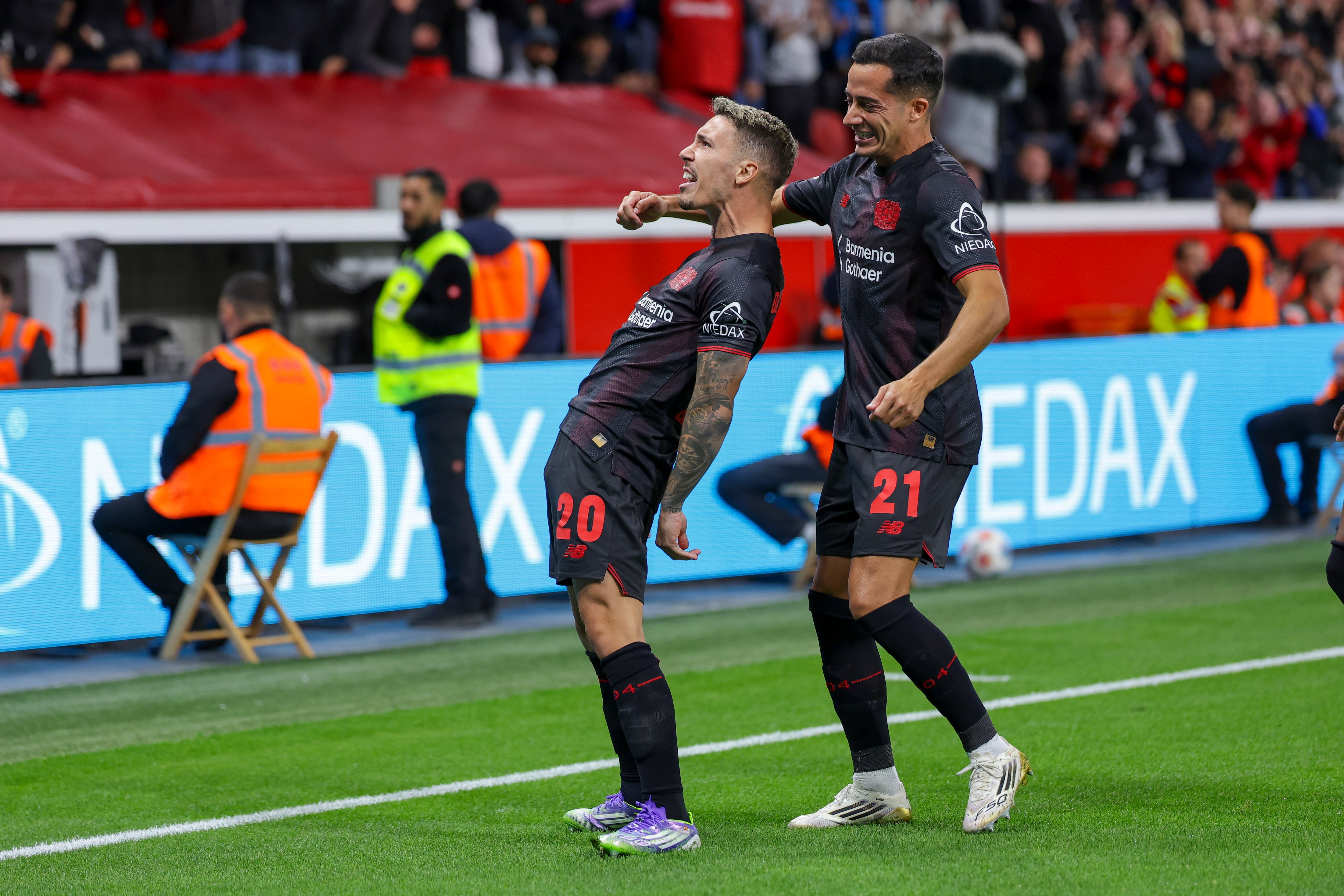 Grimaldo resucita al Leverkusen 