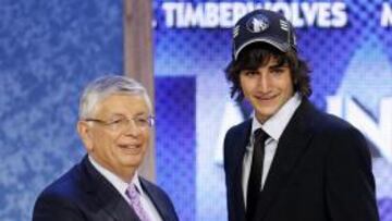 <b>CON DAVID STERN. </b>Ricky Rubio posa con el comisionado de la NBA segundos después de ser elegido por Minnesota en el puesto número cinco del Draft.